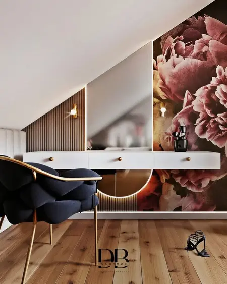 Wnętrze z glamour i nowoczesnym stylem, biała komoda, kwiatowa tapeta.