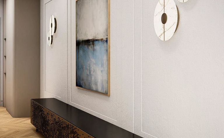 Wnętrze przedpokoju z minimalistycznym designem, nowoczesnym oświetleniem oraz dekoracjami.