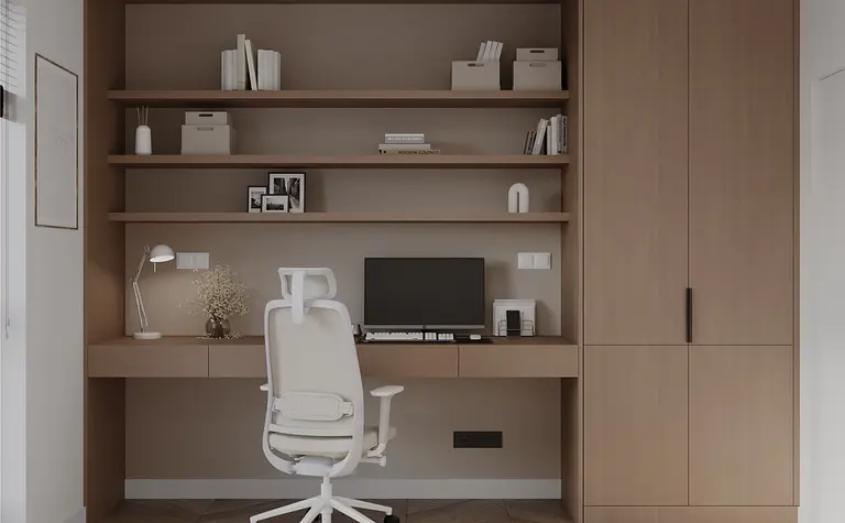 Wnętrze biura w stylu japandi i minimalistycznym z drewnianym biurkiem i białym krzesłem.