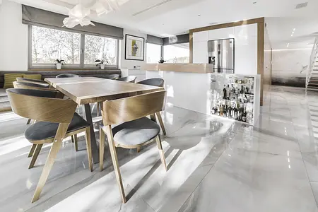Wnętrze jadalni z drewnianym stołem, szarymi krzesłami, minimaluxe, nowoczesny, quiet luxury, współczesny.