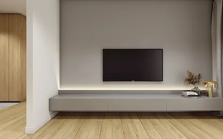 Wnętrze salonu z szarym telewizorem, drewnianą podłogą i nowoczesnymi dodatkami