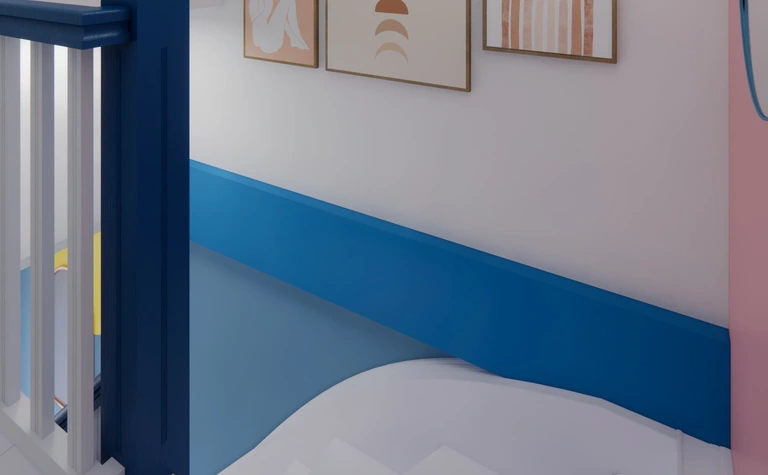 Przedpokój z niebieską balustradą, kolorowymi obrazami i białymi schodami w stylu dopamine decor.