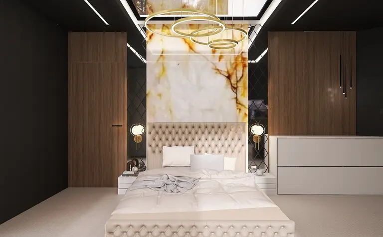 Nowoczesna sypialnia z beżowym łóżkiem, drewnianymi meblami i złotymi detalami w stylu glamour.