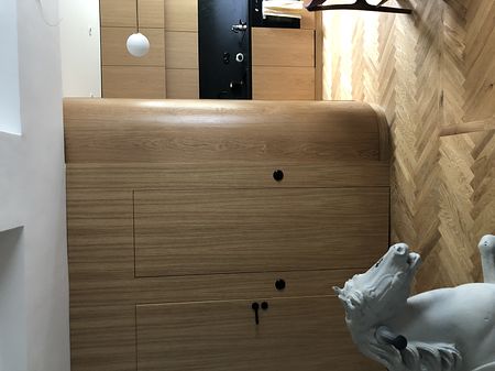 Wnętrze kuchni w stylu japandi z drewnianymi elementami i czarnymi akcentami.