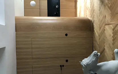 Wnętrze kuchni w stylu japandi z drewnianymi elementami i czarnymi akcentami.