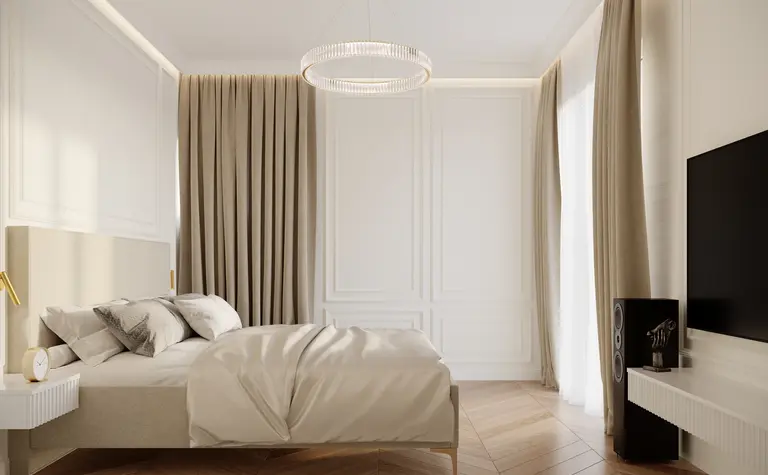 Sypialnia z beżowymi zasłonami i drewnianą podłogą, styl quiet luxury.