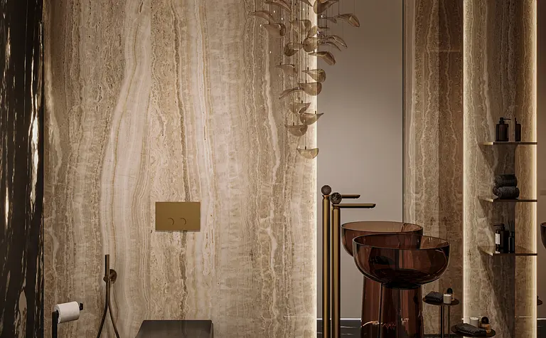 Nowoczesna łazienka z kamieniem, złotymi detalami i stylowym oświetleniem.