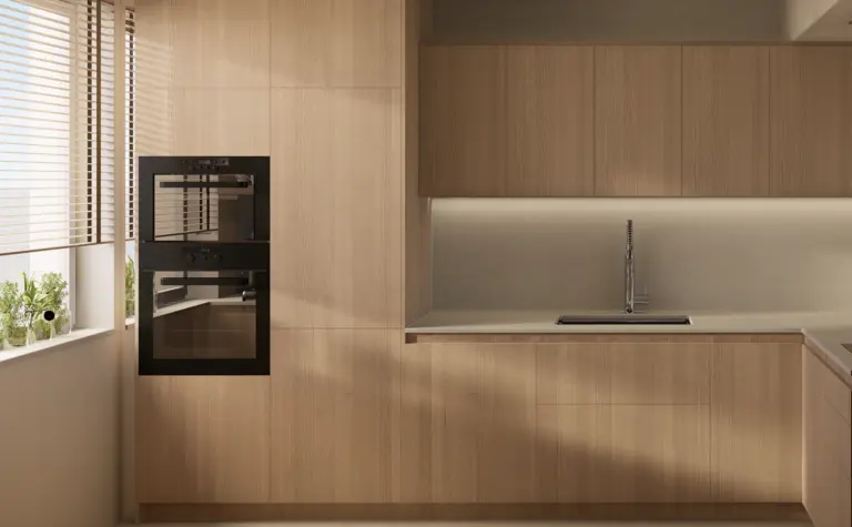 Wnętrze kuchni w stylu japandi, minimalistycznym i soft minimalizm z drewnianymi meblami.