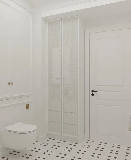 Wnętrze łazienki z białymi meblami, podłogą art deco oraz tradycyjnymi detalami.