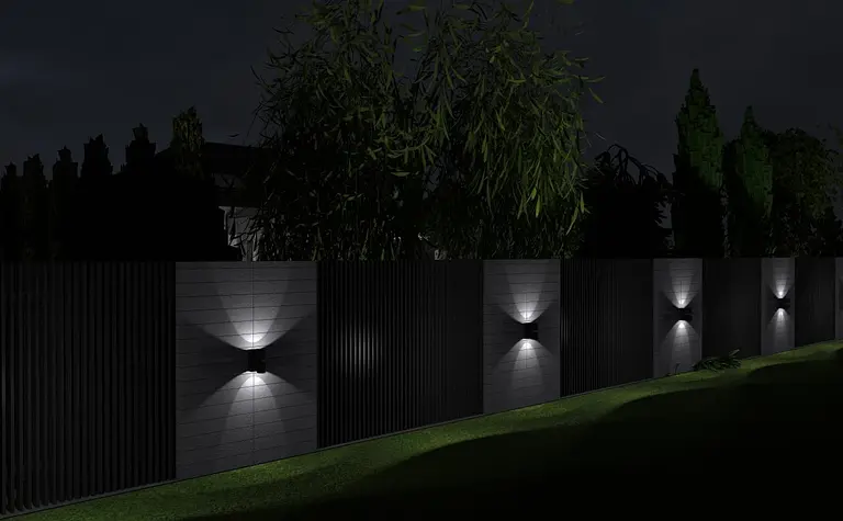 Widok na industrialny mur z lampami, roślinność w stylu japandi, nowoczesne oświetlenie.