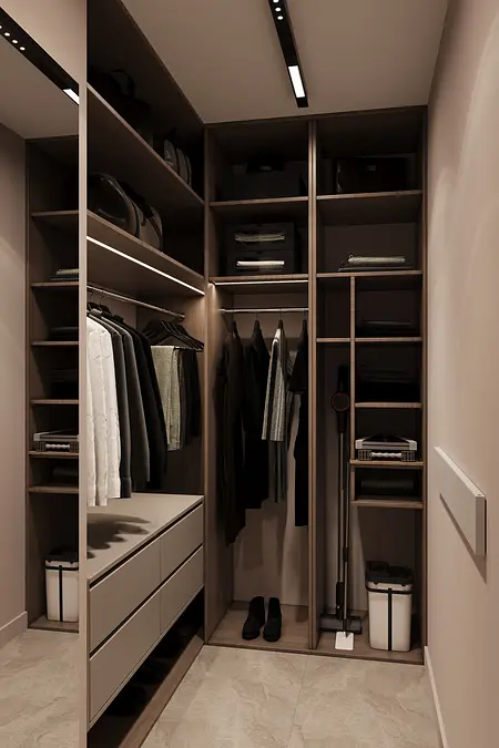 Minimalistyczna garderoba z drewnianymi półkami, ubraniami i dodatkami.
