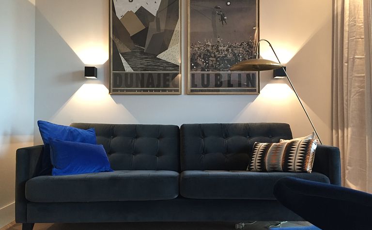 Czarna kuchnia w mieszkaniu inwestycyjnym by wedodesign.pl