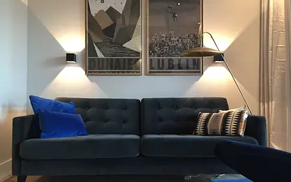 Czarna kuchnia w mieszkaniu inwestycyjnym by wedodesign.pl