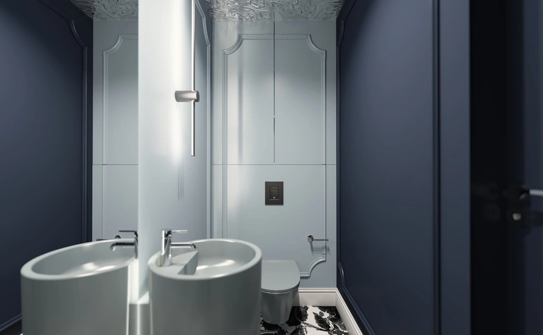Mała łazienka z niebieskimi ścianami, białymi umywalkami i nowoczesnymi detalami w stylu dopamine decor.