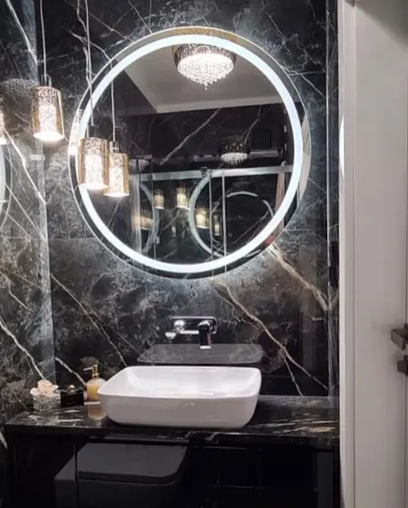 Elegancka łazienka z czarnym marmurem i białą umywalką, styl glamour.