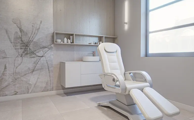 Nowoczesne wnętrze z białym fotelem i minimalistycznymi detalami.