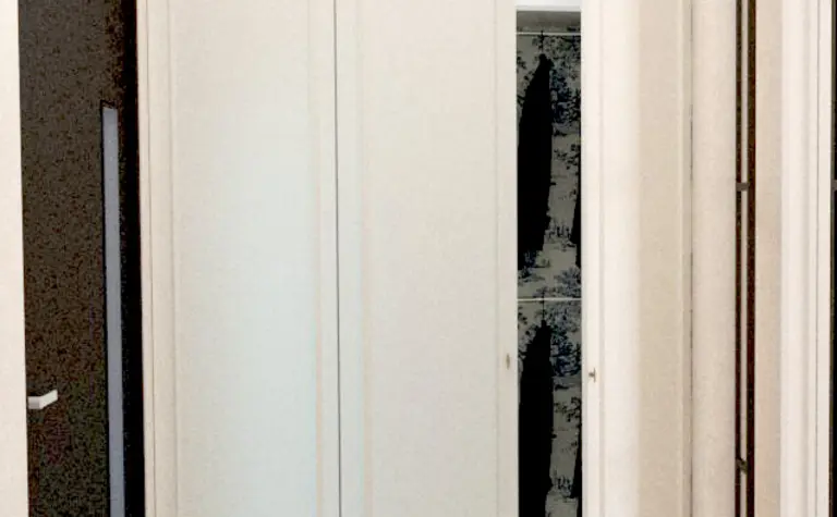 Garderoba w stylu art deco, minimalistycznym i tradycyjnym z białymi szafami.