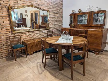 Jadalnia w stylu boho, eklektycznym i rustykalnym z drewnianym stołem
