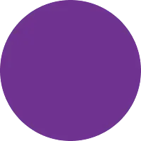 Wnętrze w stylu boho z fioletowymi detalami.