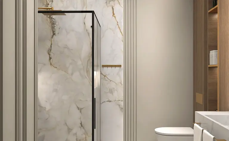 Nowoczesna łazienka z marmurowymi i drewnianymi elementami, styl glamour, quiet luxury.