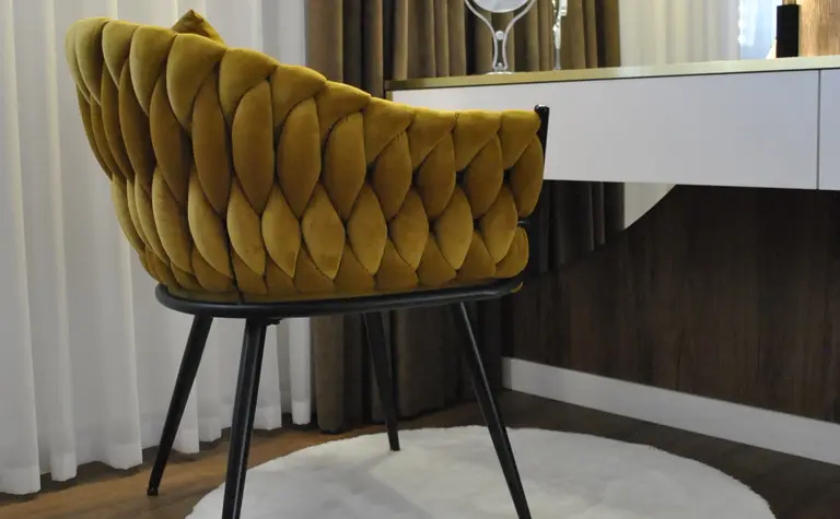 Stylowe wnętrze z żółtym fotelem i białym biurkiem, nowoczesny design.