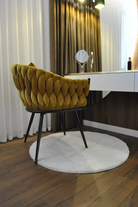 Stylowe wnętrze z żółtym fotelem i białym biurkiem, nowoczesny design.