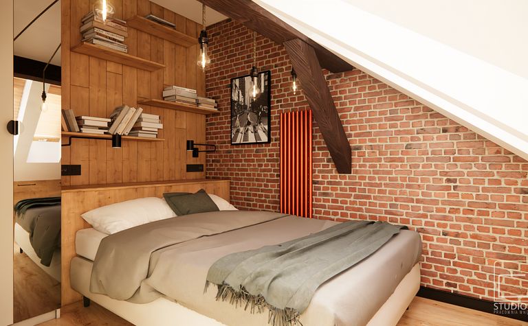 Sypialnia z brickową ścianą, drewnianymi meblami i lampami w stylu industrialnym.