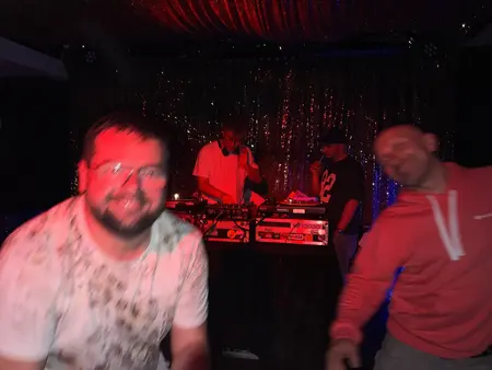 Wnętrze klubu z DJ-em, kolorowe światła, muzyka, taniec, skandynawski styl