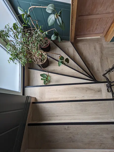Wnętrze z boho, eklektycznym, rustykalnym i skandynawskim stylem, schody z roślinami.