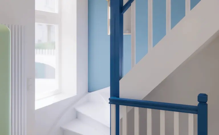 Nowoczesny korytarz z niebieską balustradą i żółtym sufitem w stylu dopamine decor.