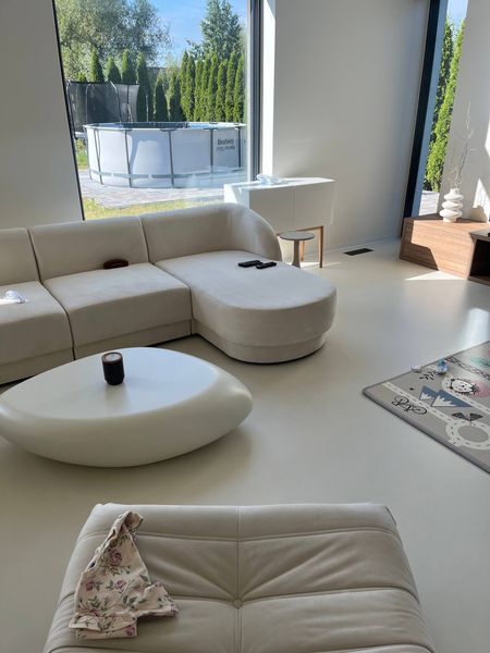 Wnętrze salonu w stylu art deco i minimalistycznym z białą sofą