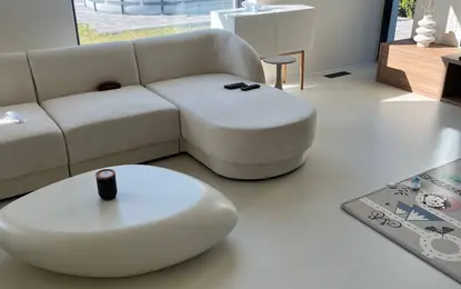 Wnętrze salonu w stylu art deco i minimalistycznym z białą sofą