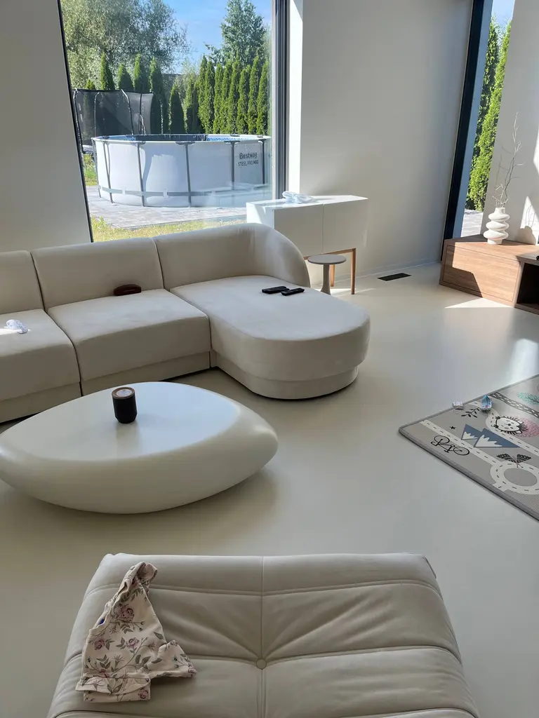 Wnętrze salonu w stylu art deco i minimalistycznym z białą sofą