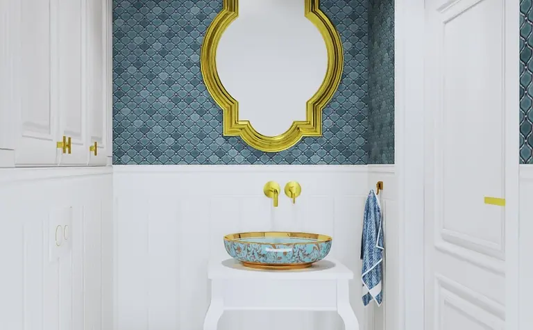 Toaleta w stylu prowansalskim z niebieską ścianą i elegancką umywalką.
