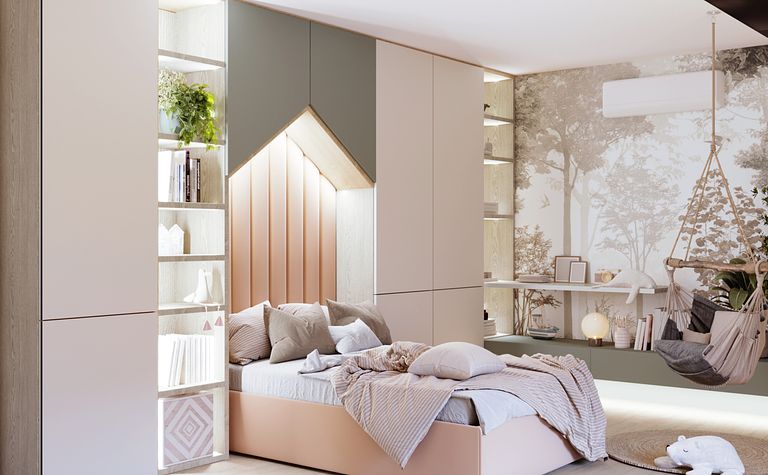 Wnętrze sypialni w stylu boho i współczesnym z jasnymi meblami i roślinami.