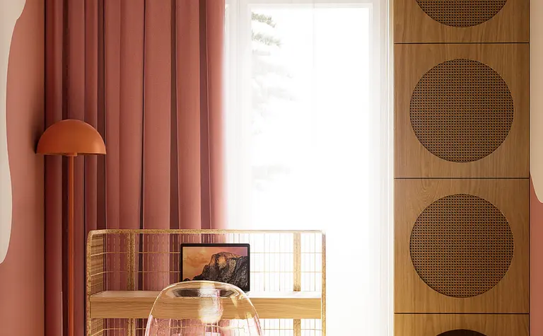 Wnętrze z różowymi zasłonami, drewnianym biurkiem w stylu art deco i vintage.