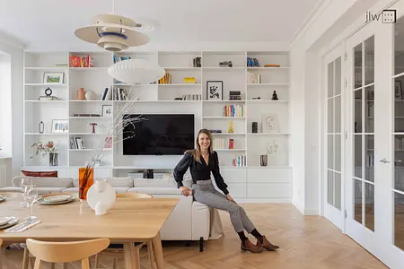 Wnętrze salonu w stylu eklektycznym z elementami vintage, quiet luxury i skandynawskim.