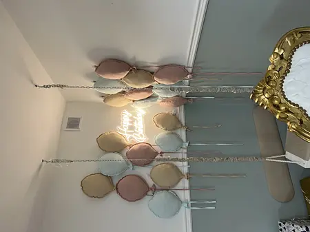 Pokój urodzinowy z balonami w stylu art deco, nowoczesnym i quiet luxury.