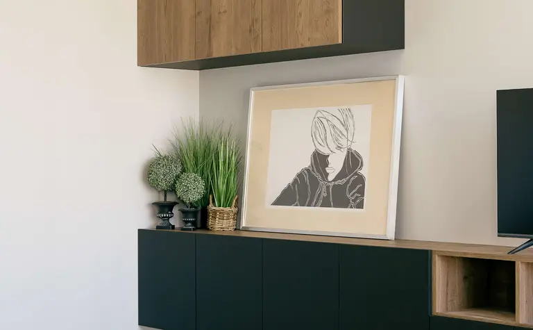 Salon w stylu industrialnym z czarnymi meblami i drewnianymi detalami.