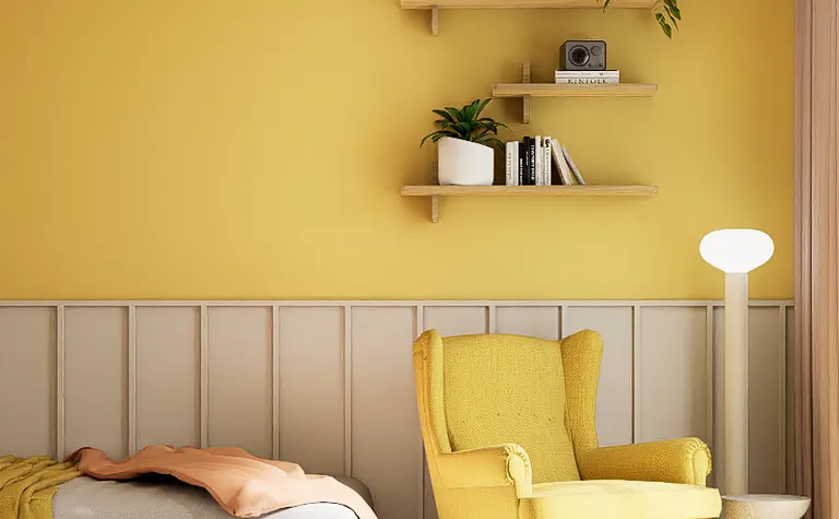 Wnętrze pokoju z żółtym fotelem, półkami i roślinami, styl art deco i eklektyczny.