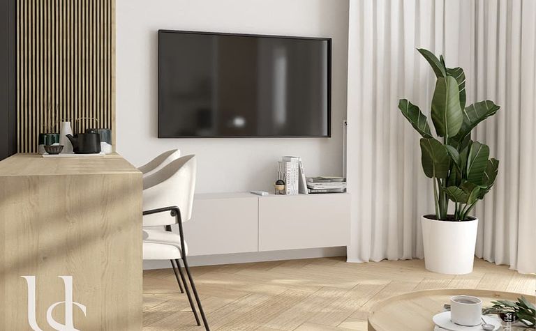 Nowoczesny salon minimalistyczny z drewnianymi meblami, rośliną i telewizorem.