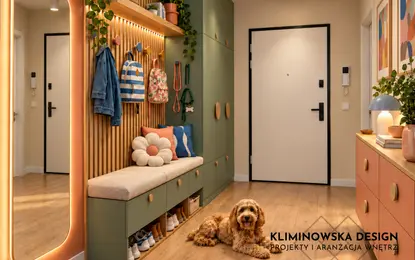 Przedpokój z zielonymi meblami, drewnianą podłogą i roślinami w stylu dopamine decor.