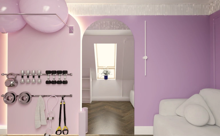 Wnętrze z różowymi ścianami, białą sofą i sprzętem fitness. Styl dopamine decor, eklektyczny, nowoczesny.