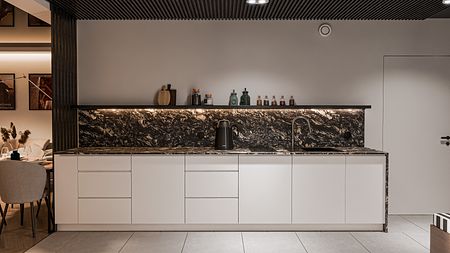 Nowoczesna kuchnia z białymi meblami i czarnym blatem, minimalistyczny projekt.