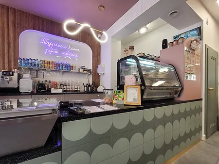 Wnętrze kawiarni w stylu art deco z nowoczesnymi akcentami.
