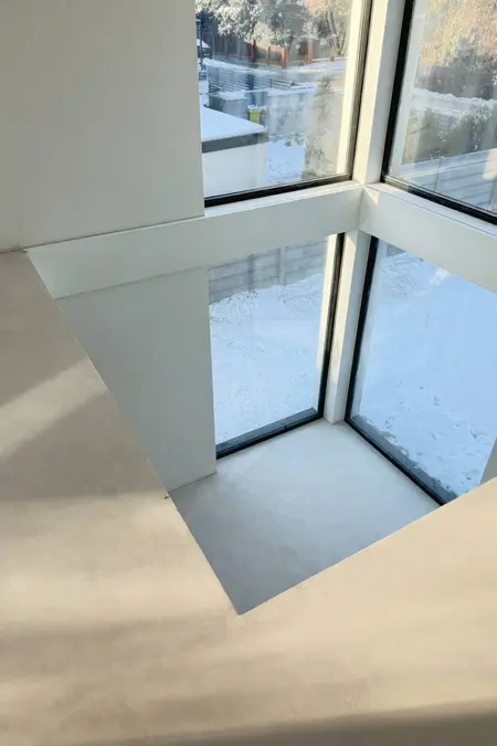 Wnętrze z dużymi oknami, minimalistyczny design, art deco i soft minimalizm.