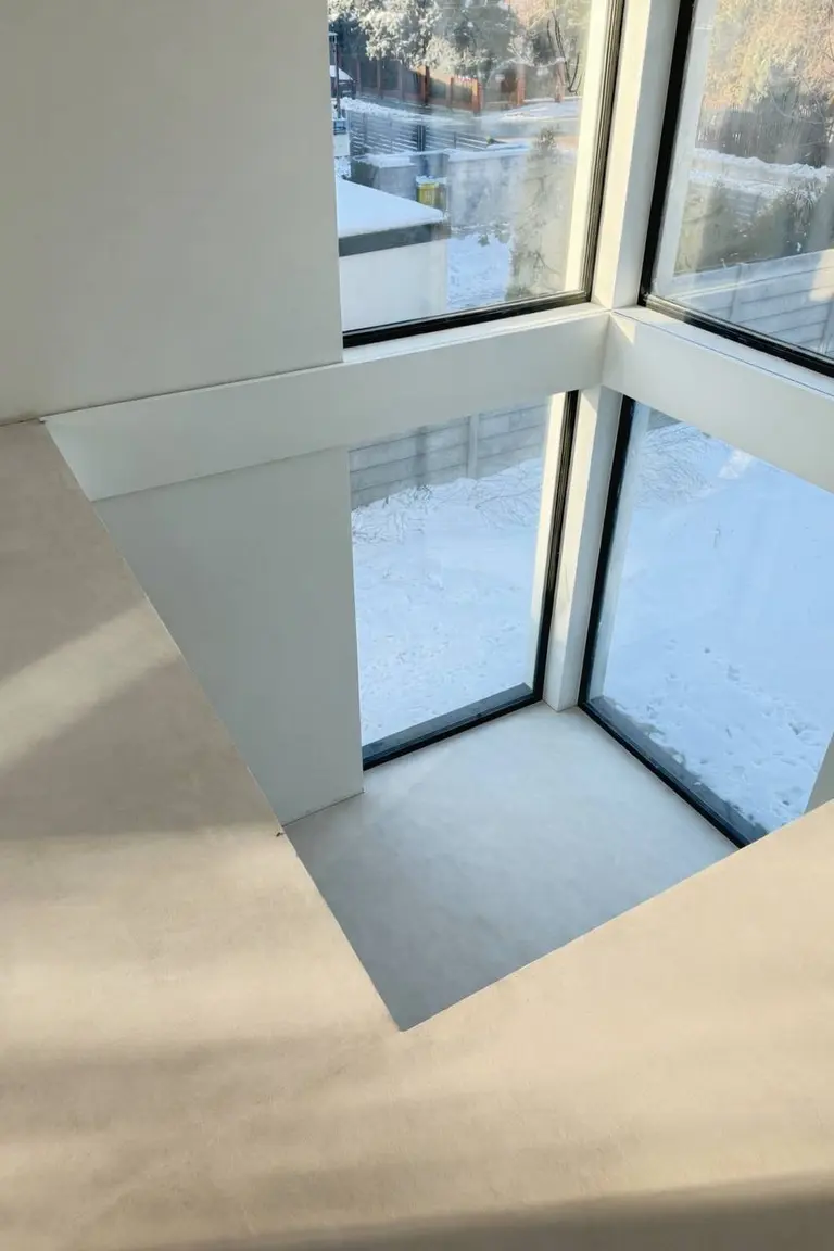 Wnętrze z dużymi oknami, minimalistyczny design, art deco i soft minimalizm.