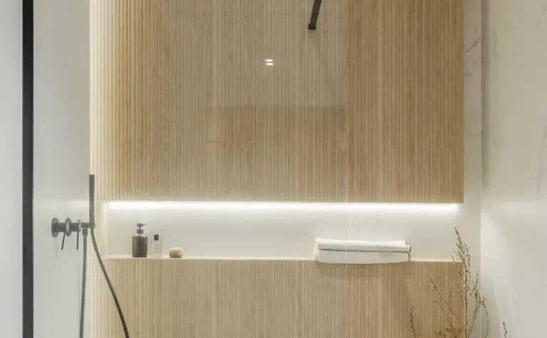 Nowoczesna łazienka w stylu japandi z drewnem i minimalistycznymi detalami