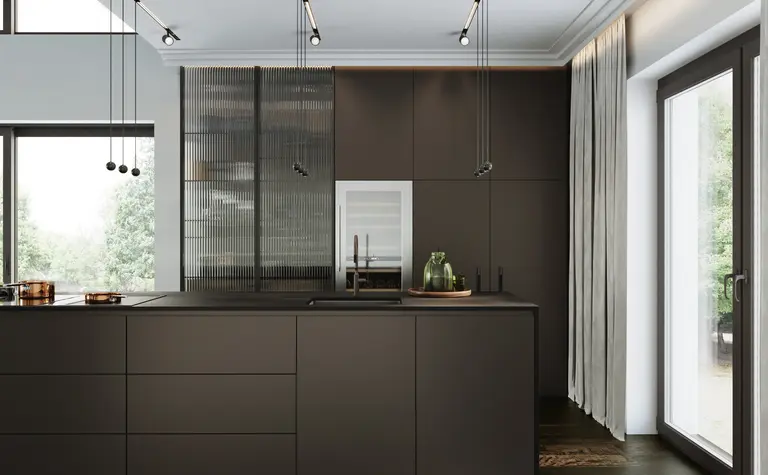 Kuchnia w stylu minimalistycznym z ciemnymi meblami i dużymi oknami, nowoczesny design