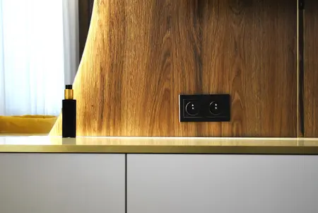 Nowoczesne wnętrze z drewnianą ścianą i białymi meblami, akcenty gold